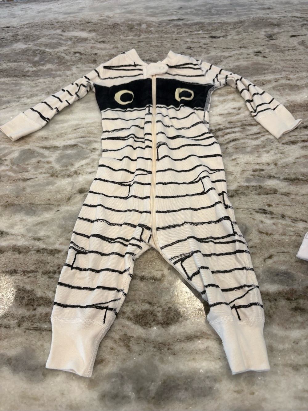 Hanna Andersson Halloween mummy Cream & Black Striped Zip Front Footie 6-12 m